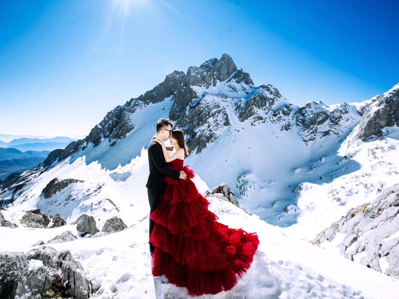 影楼红色2023新款街拍情侣摄影服装外景旅拍写真主题蓬蓬婚纱礼服