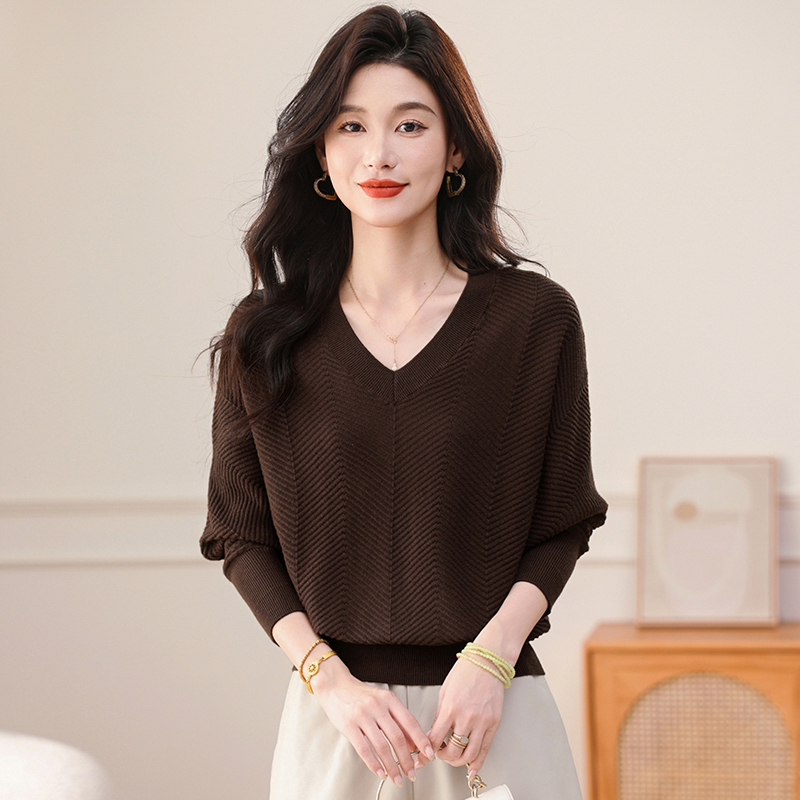 蝙蝠袖毛衣女V领2025新款秋季气质短款宽松遮肚子针织打底衫上衣