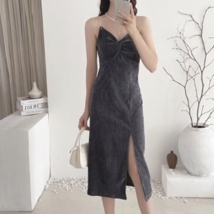 2025新款金丝绒吊带连衣裙女秋纯色高级感开叉内搭中长款纯色裙子