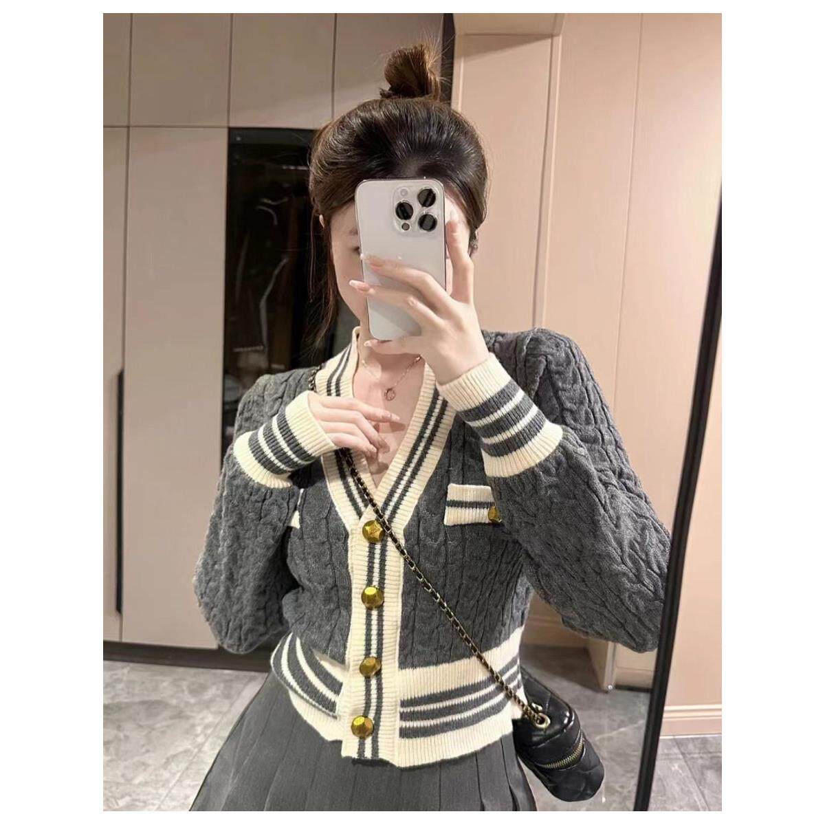 小香风撞色针织上衣女2023年秋季新款修身V领金属扣麻花毛衣开衫