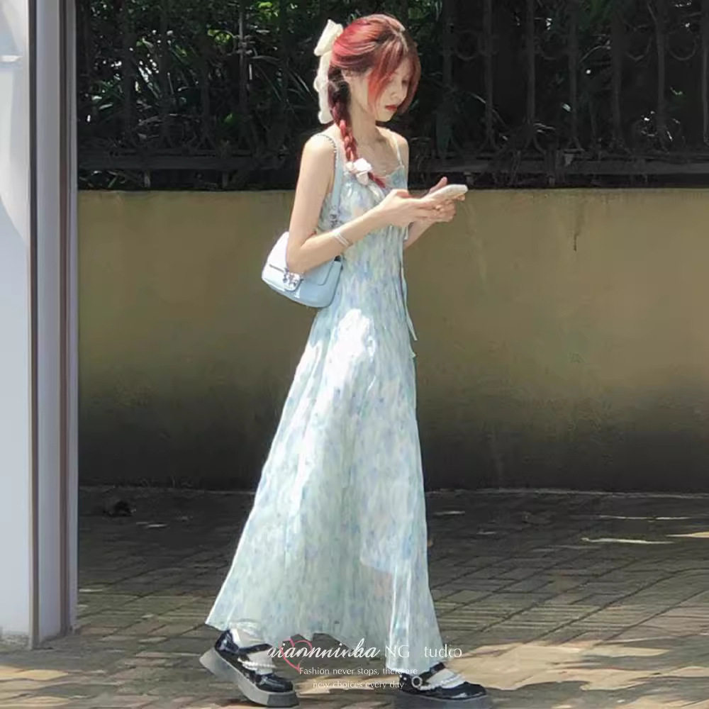 法式甜美蓝色碎花吊带连衣裙女夏季新款小个子收腰显瘦无袖长裙子
