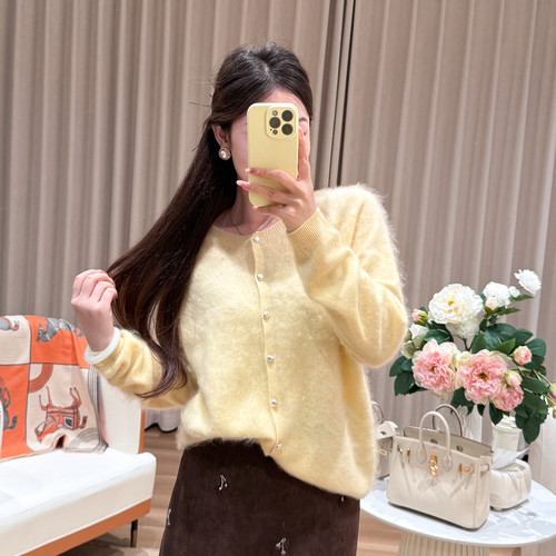 鹅黄织华~高级感时尚百搭圆领秋冬韩版羊毛拉绒保暖针织开衫毛衣