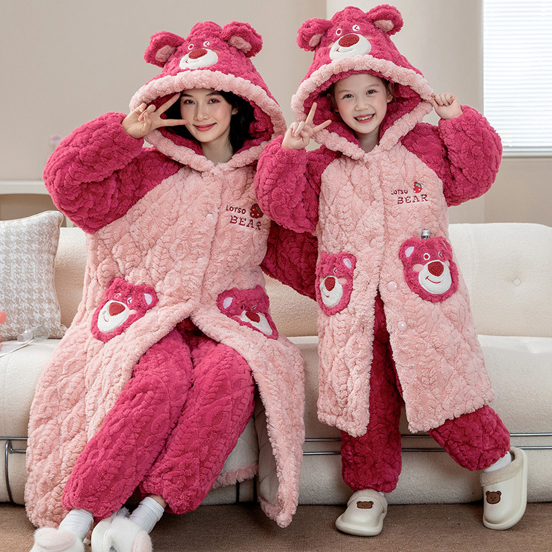 2026新款女童草莓熊连帽睡衣儿童冬保暖学生珊瑚绒三层夹棉家居服