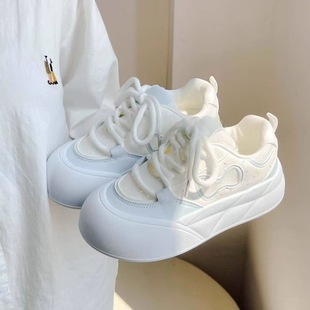 春季鞋子透气板鞋女2026新款厚底百搭配裙子的休闲小白鞋面包鞋潮
