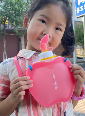 儿童水杯直饮杯夏季硅胶水壶高颜值卡通可爱软防摔带旅行斜挎宝宝