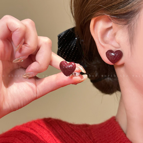 皮革红色爱心三角耳夹