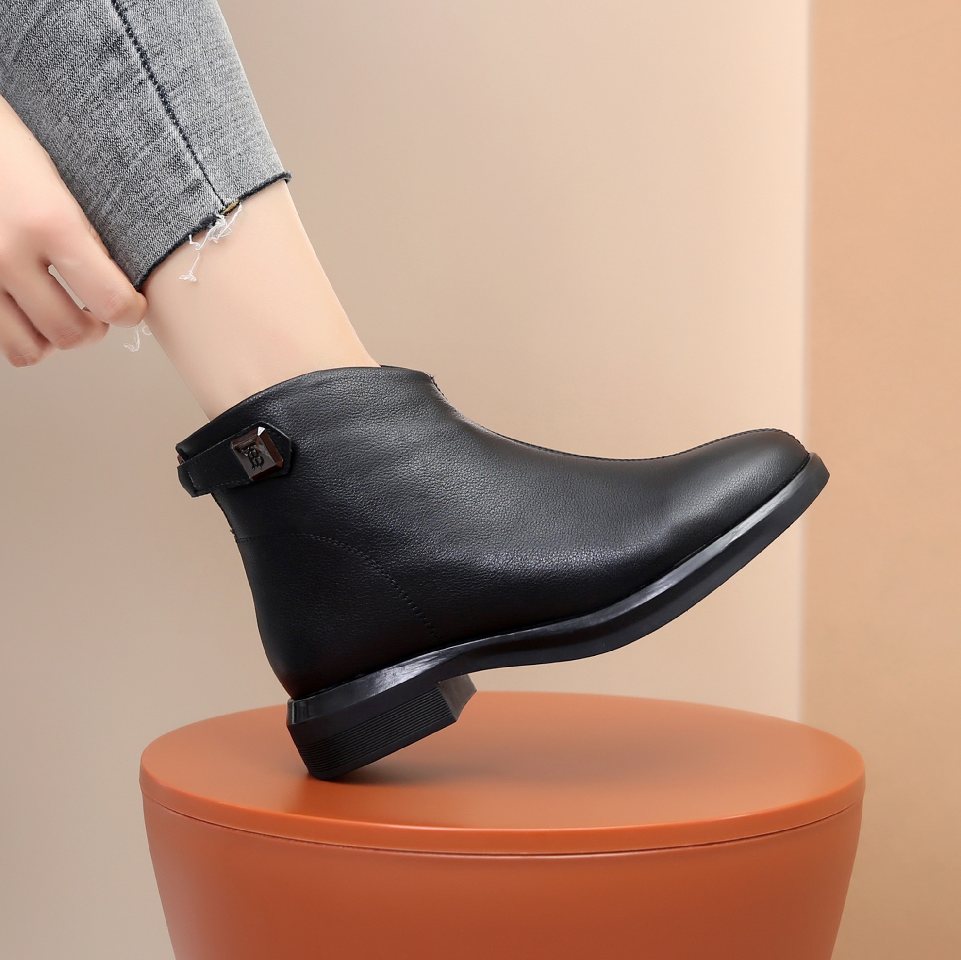 平底短靴女春秋单靴软底大码41一43真皮靴子女冬季加绒妈妈棉皮鞋