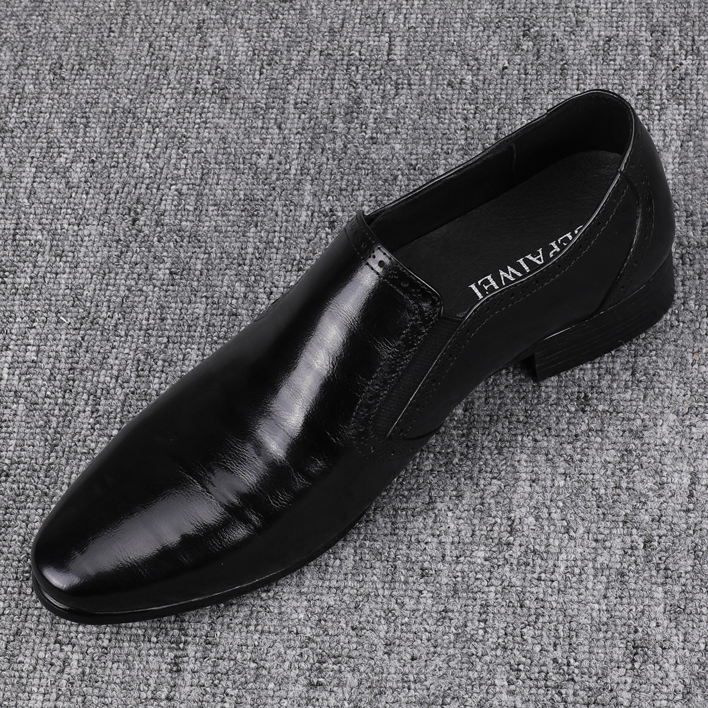 2025秋季新款厚底小尖头男士休闲皮鞋潮流瘦版真皮男鞋百搭商务鞋