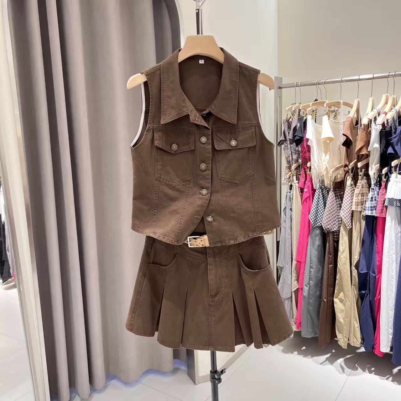 牛仔工装两件套女2026夏季无袖翻领马甲+高腰百褶短裙辣妹甜酷风