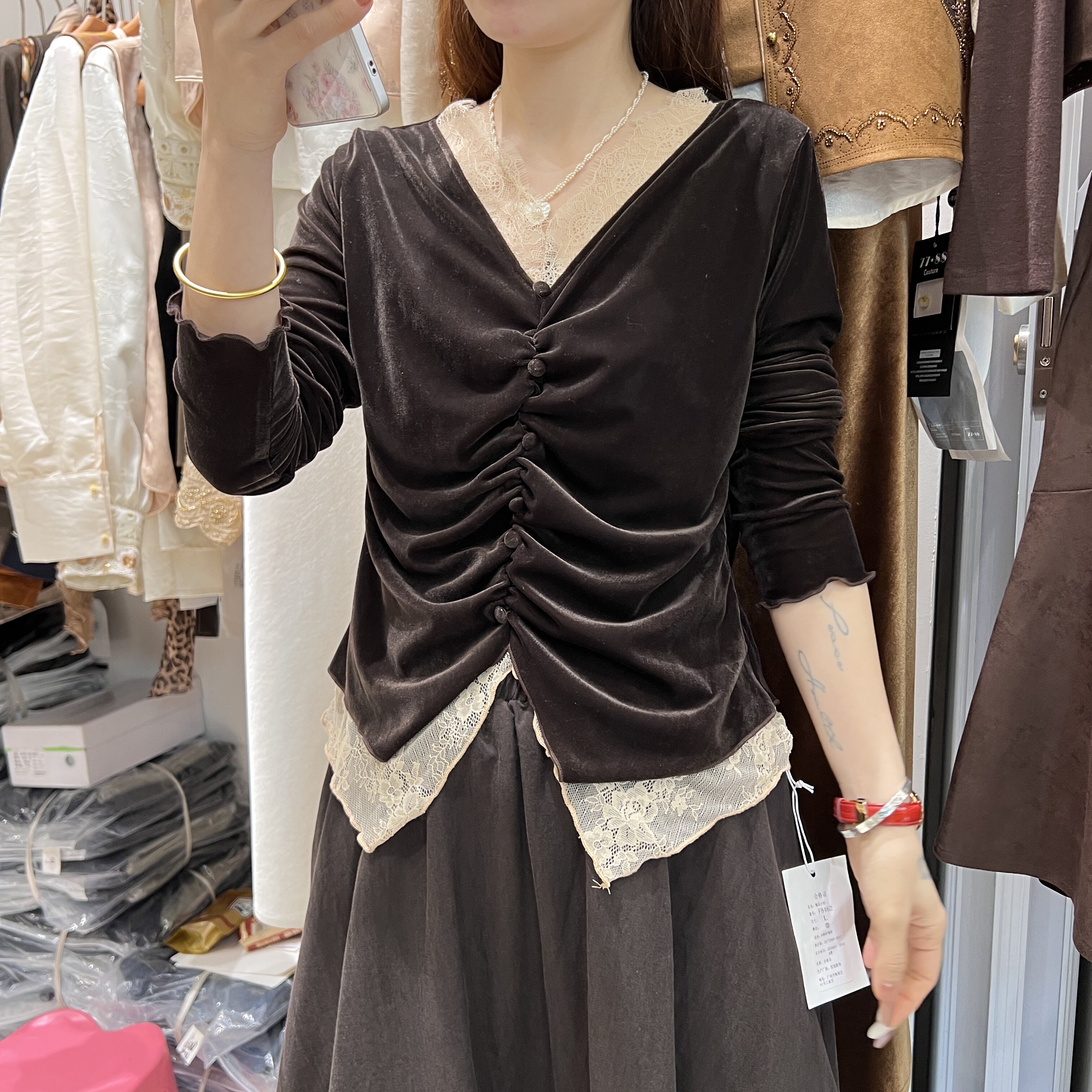 欧货2026秋季新款V领蕾丝拼接丝绒衬衫女抽褶显瘦百搭修身打底衫