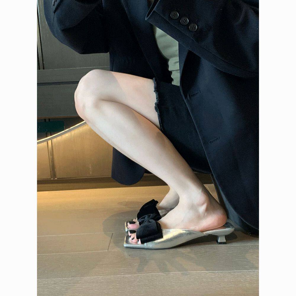 法式银色蝴蝶结中跟一字拖鞋女夏季外穿2025年新款方头小跟凉拖鞋