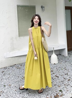 度假风超好看仙女法式黄色挂脖露肩连衣裙女夏季新款气质宽松长款