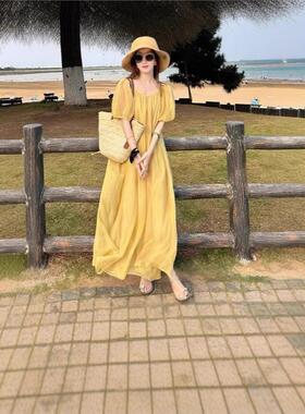 法式黄色泡泡袖露背连衣裙女夏高级氛围感长裙海边度假风沙滩裙子
