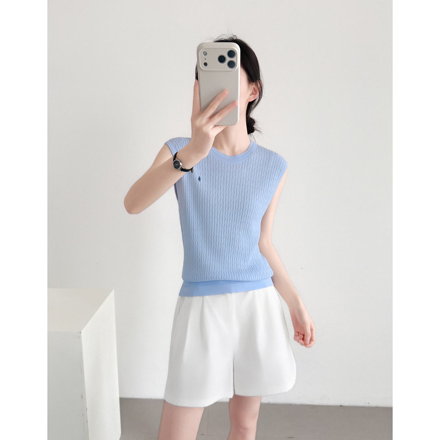 蓝色曲珠冰丝针织背心女2026新款高级感复古麻花显瘦无袖上衣女夏