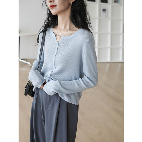 蓝色低圆领长袖针织开衫