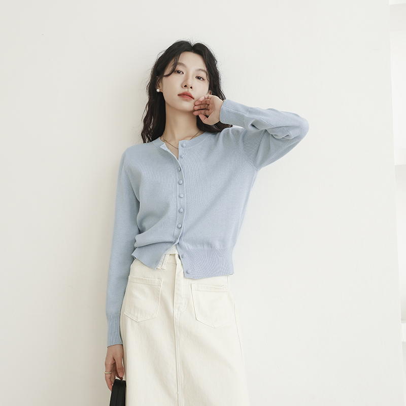 可机洗圆领长袖包扣针织开衫