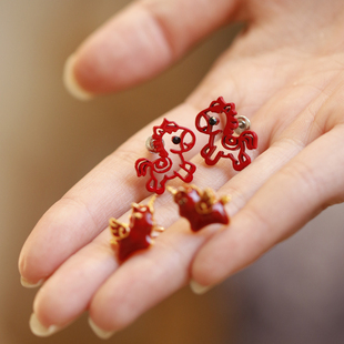 红色小马耳饰小众高级感气质精致镂空耳钉本名年新款爆款日常过年