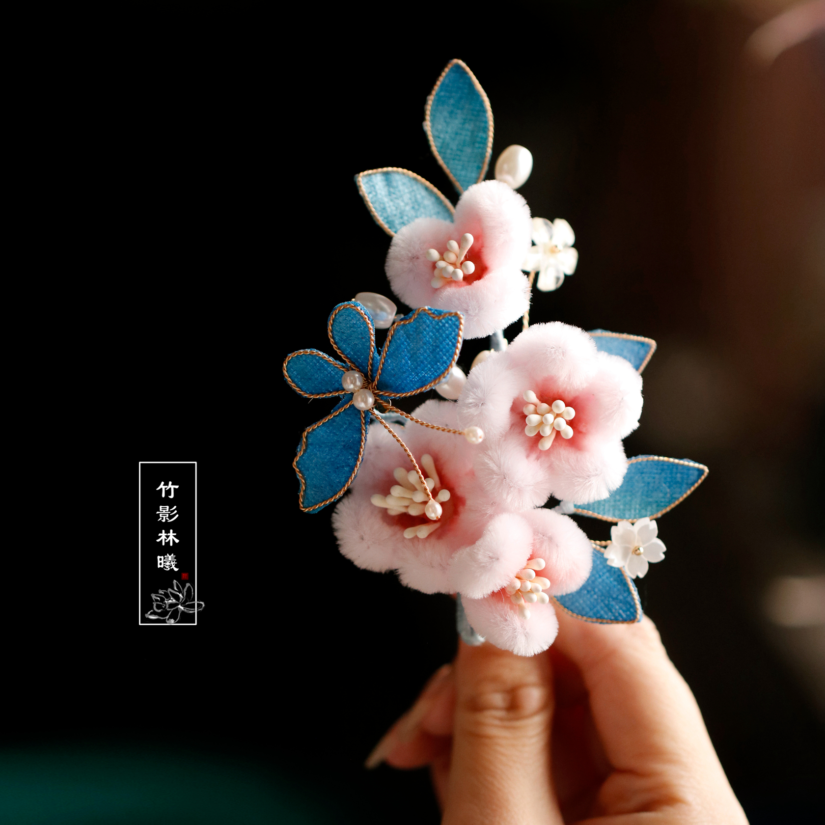 少女感古风边夹子旗袍配蓝色蝴蝶