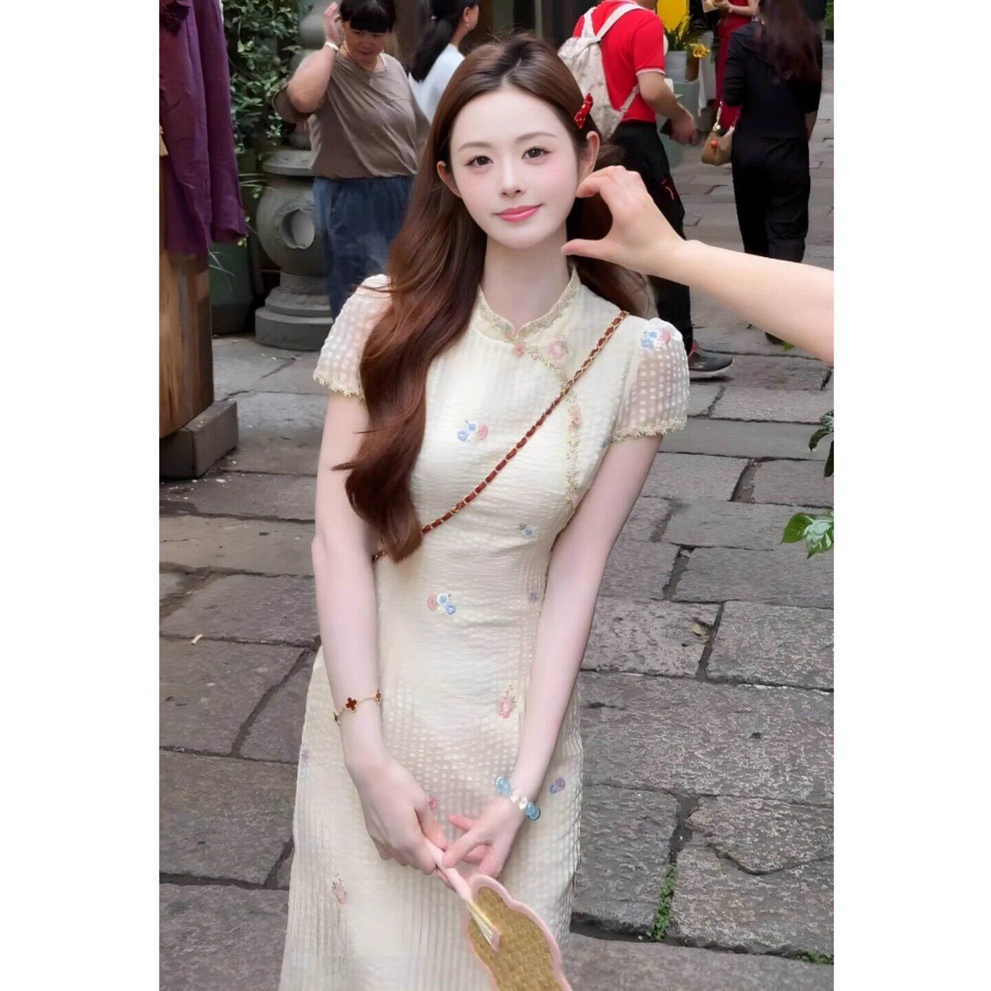 声雨竹设计感新中式国风长裙子女夏季新款竖条纹肌理花朵刺绣旗袍