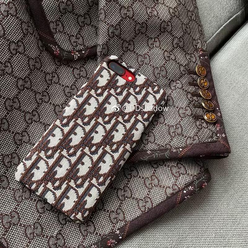 网红同款D字母刺绣iPhoneXS Max手机壳咖色苹果XR/8/7p保护套在类目 3C数码配件, 手机配件, 手机保护套/壳中 - 来自Buy2taobao.com提供专业的淘宝代购服务