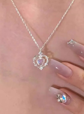 渐变爱心项链女轻奢小众设计感镀银心形锁骨链2023年新款潮酷项链