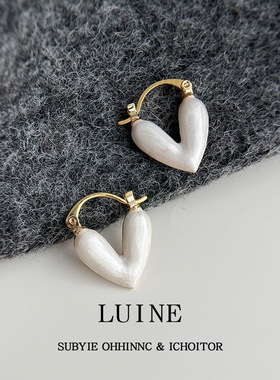 法式优雅百搭爱心通勤耳环白色简约设计感心形日常小巧耳扣耳饰品