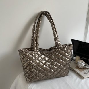 气质休闲纯色菱格棉服包2026新款简约通勤大容量拉链单肩大包托特