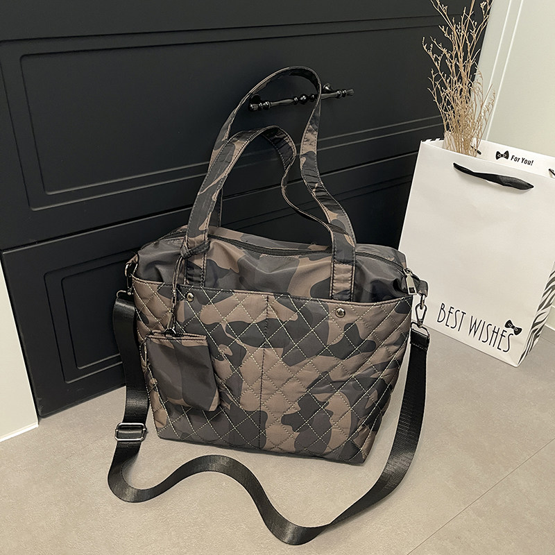 纯色休闲大容量单肩托特包2025新款轻便外出拉链通勤包斜挎大包女