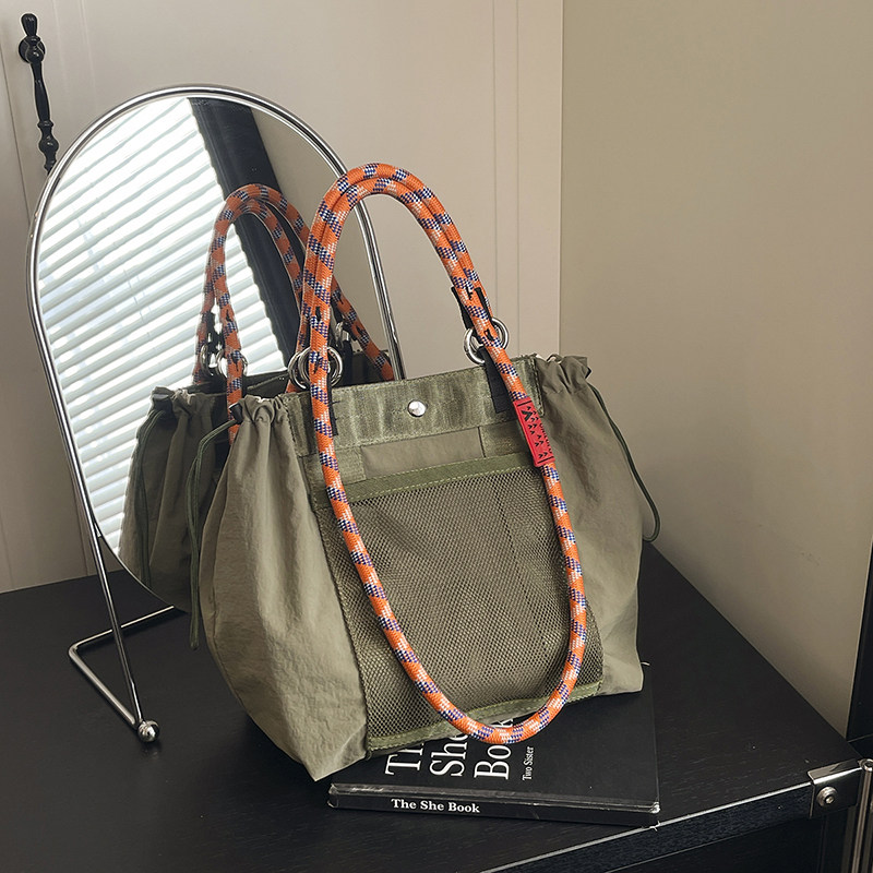 中性休闲洋气手提包2026新款轻便外出单肩托特包妈咪包外出小拎包