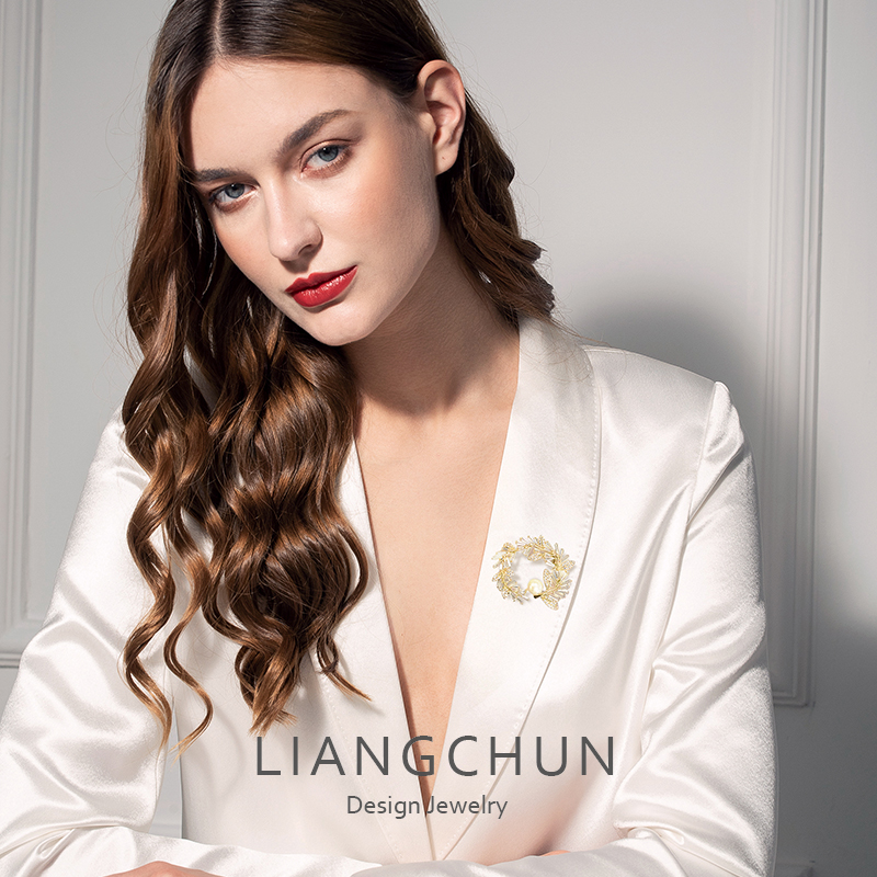 珍珠小香风双C胸针高档女奢华别针配饰胸花复古西装大衣毛衣字母