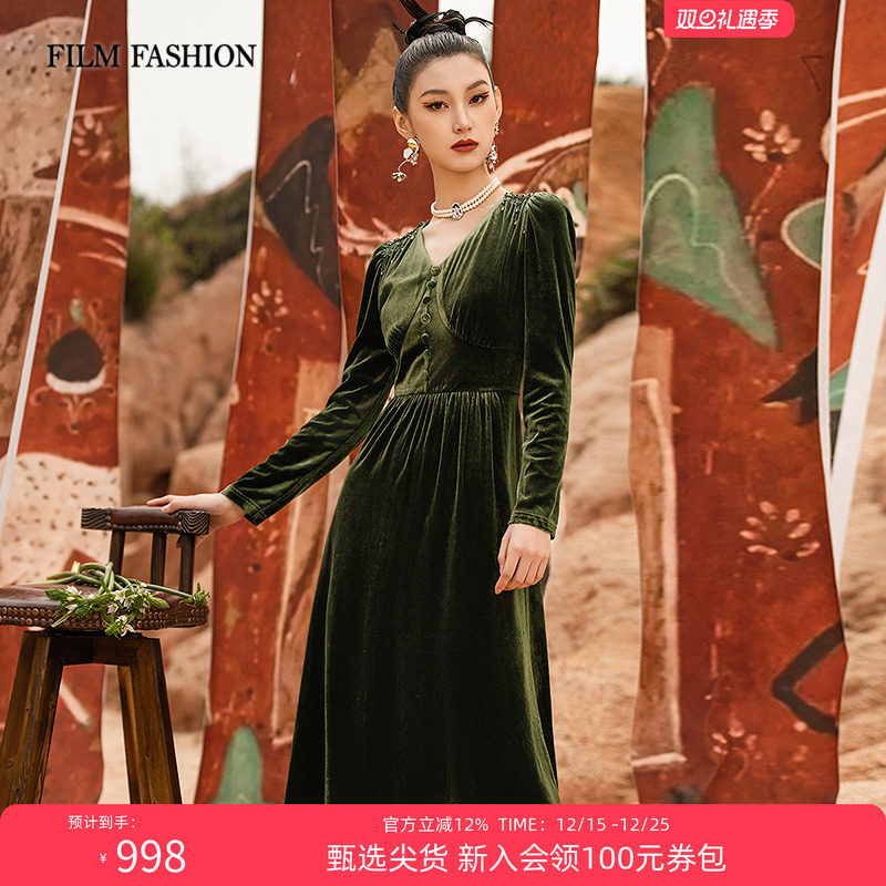 一电影一时装连衣裙V领长款丝绒