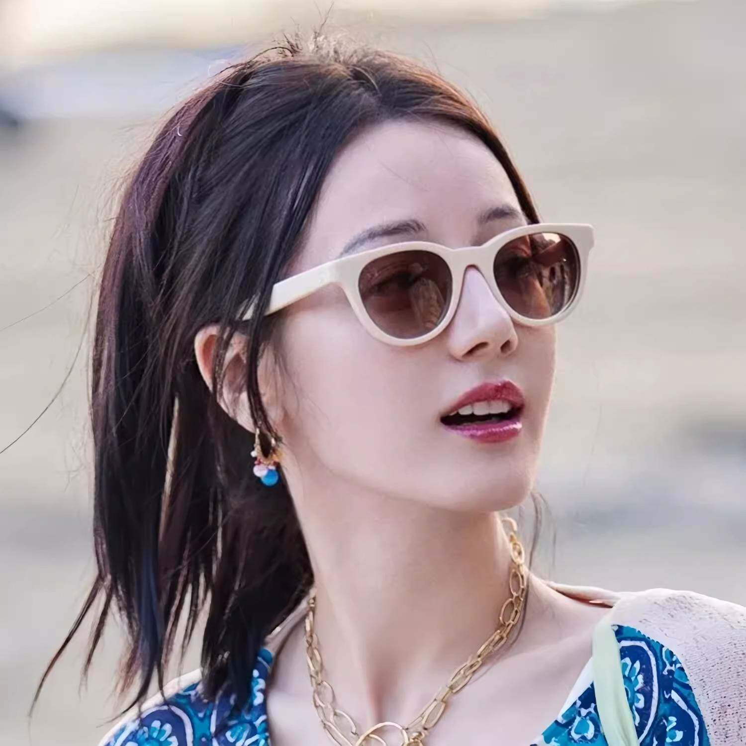 迪丽热巴墨镜女2024新款高级感复古猫眼白框太阳镜防紫外线显脸小