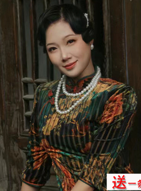 多层珍珠锁骨链配旗袍叠戴