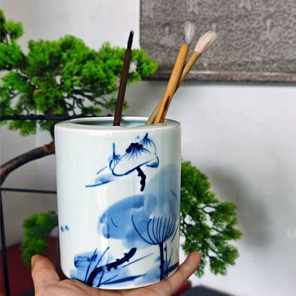 景德镇陶瓷笔筒小号青花瓷手绘荷花图案桌面文具笔筒收纳中国风