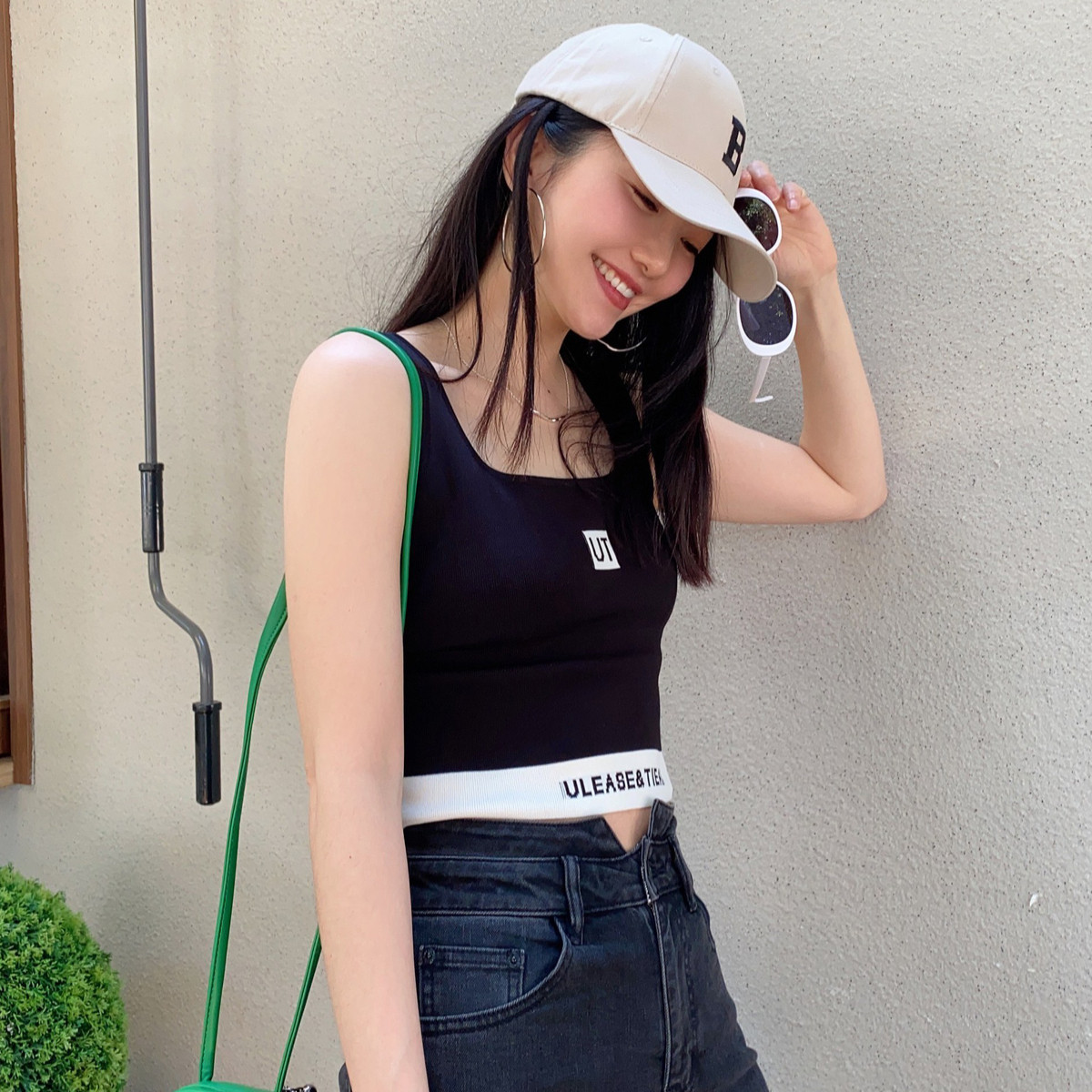 uti尤缇夏季新款黑色拼色小标针织背心女修身打底上衣UM2D2280390