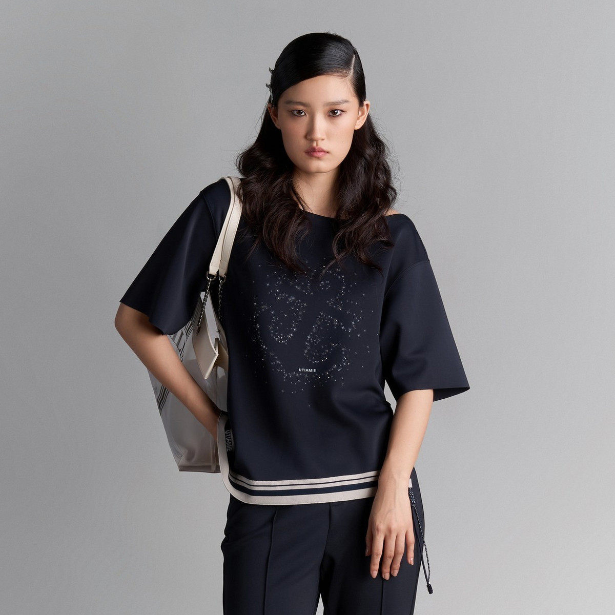 uti尤缇2025夏季新款 藏青色不规则短袖T恤女烫钻上衣UK220103228