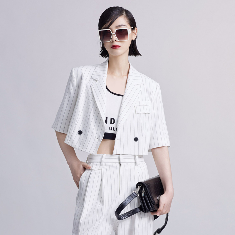 uti尤缇2023夏季新款 白色条纹短款五分袖西装外套女UI220700299
