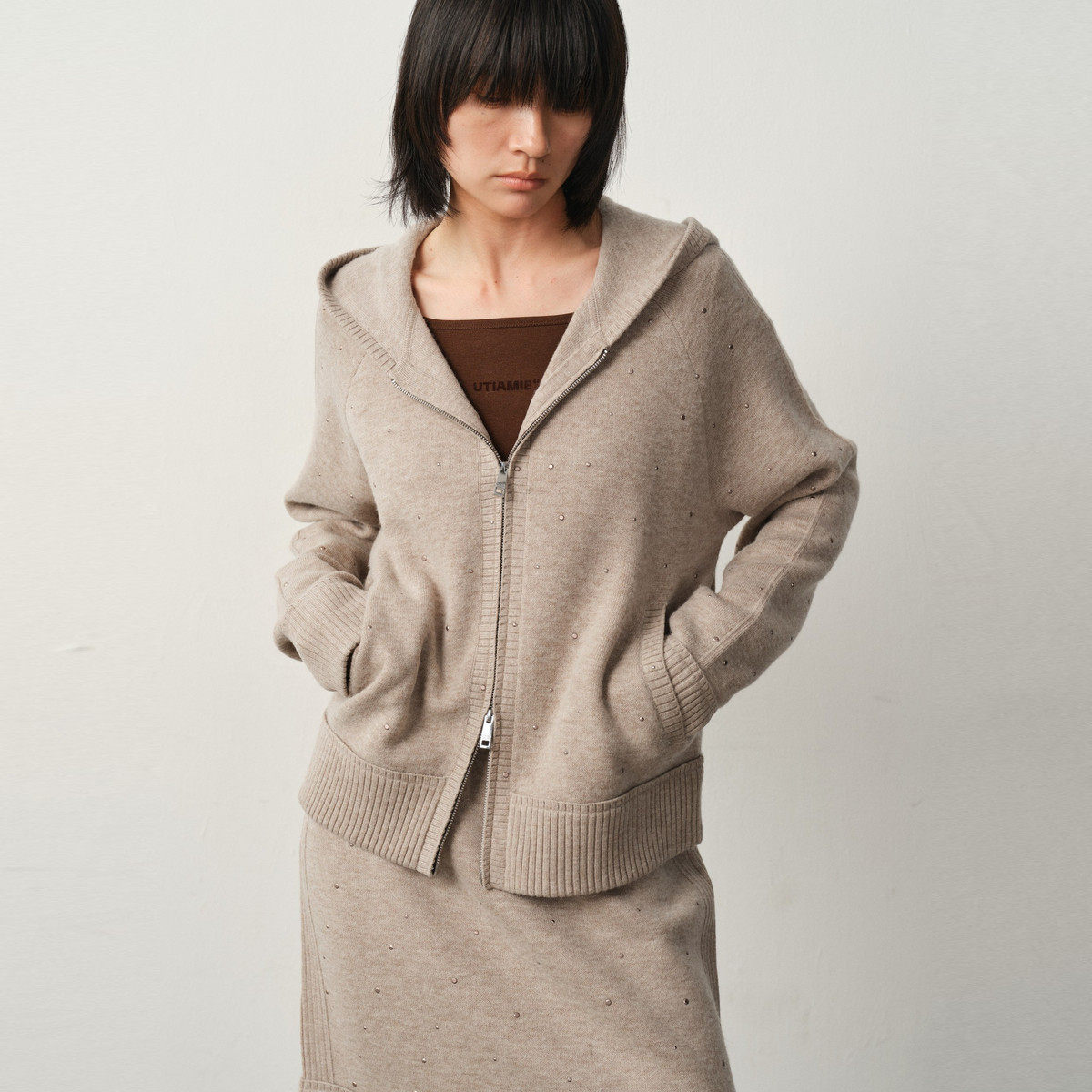 uti尤缇2025冬季新款运动水钻点缀连帽针织开衫女毛衫UK451133373