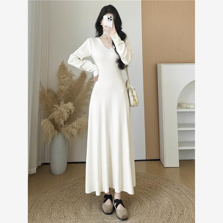 法式v领针织连衣裙女秋冬新款高级气质配大衣内搭打底毛衣裙长裙