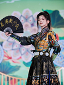 等云来旗下涂云司走秀新款 明·玄色暗金纹柿蒂蟒纹仿妆花贴里