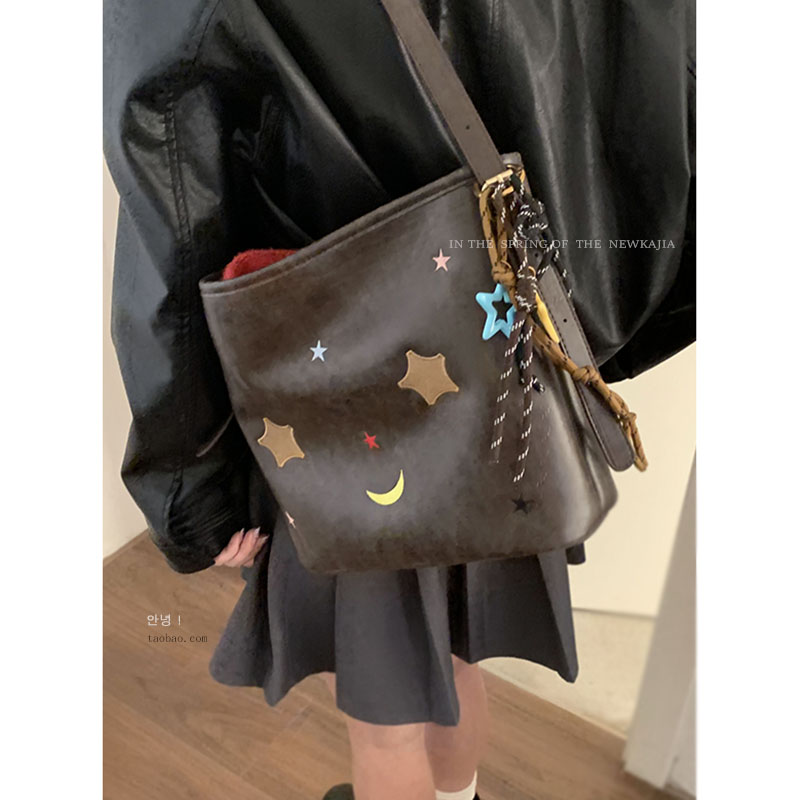 复古小众腋下包包女冬季2024新款潮韩国水桶包休闲大容量斜挎包