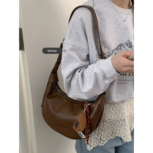 复古牛角包包女2025新款潮时尚韩系托特包休闲大容量单肩斜挎包