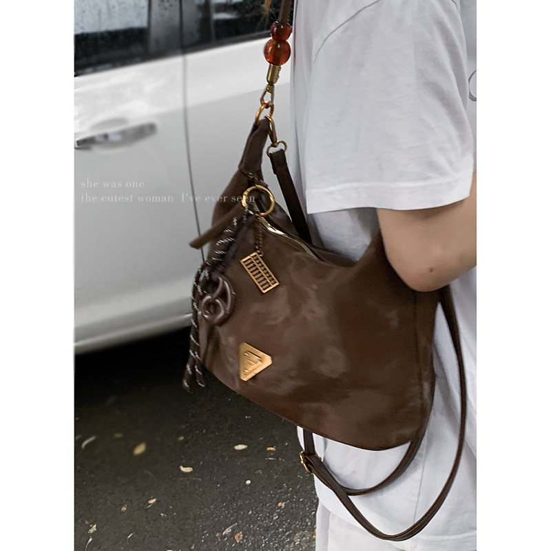 秋冬复古腋下包包女式2025新款大容量时尚单肩包百搭通勤斜挎包