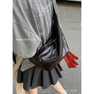 复古小众腋下包包女2025新款潮韩国小众牛角包大容量斜挎包马鞍包