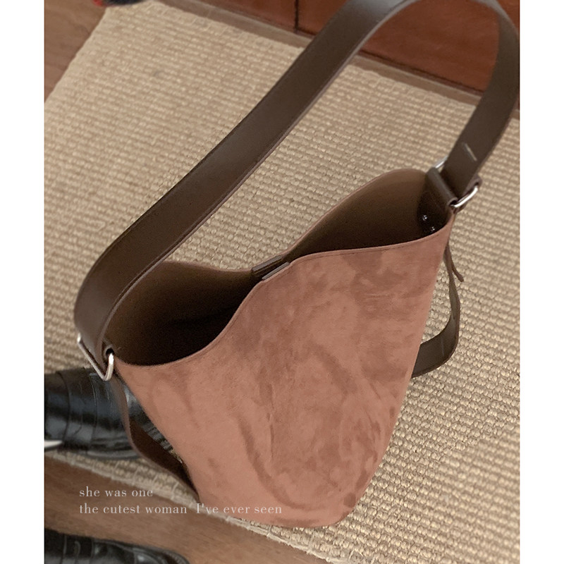 小众复古腋下包包女2023新款大容量手提水桶包百搭通勤单肩斜挎包,箱包皮具/热销女包/男包,水桶包,淘宝优惠券,粉丝福利购,淘宝优惠卷