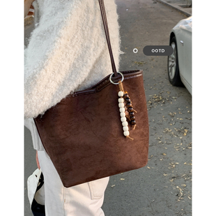 韩国麂皮绒包包女秋冬2025新款潮时尚复古托特包大容量手提水桶包