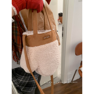 韩国羊羔毛包包女2025新款潮时尚可爱麂皮绒手套包手提斜挎毛绒包