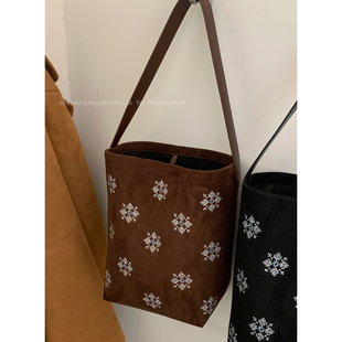 国风麂皮绒水桶包包女冬季2025新款潮时尚复古腋下包简约大容量包