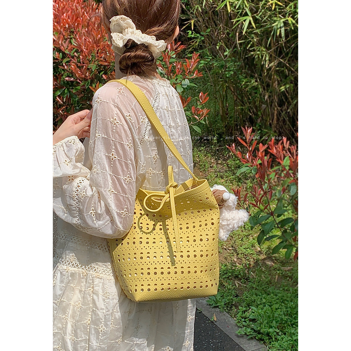 韩国小众腋下包包女2026新款潮春夏时尚镂空水桶包大容量斜挎包