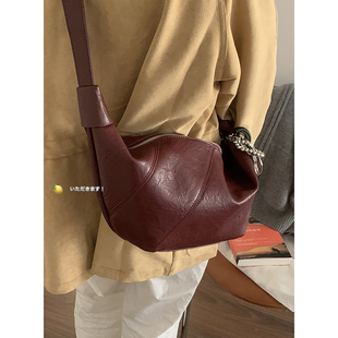 秋冬复古牛角包包女2024新款潮时尚韩版腋下包休闲大容量斜挎包